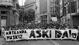 Arriba, manifestación en Bilbo el 2 de junio en denuncia de las explosiones aún sin esclarecer de Artxanda y Muskiz. Abajo, Nelson Mandela.
