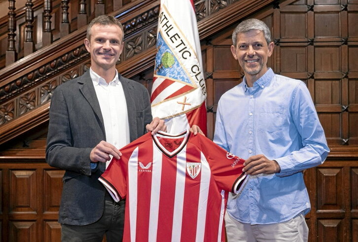 David Aznar, a la derecha, posa con el presidente del Athletic, Jon Uriarte.