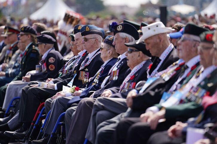   Veteranos en la ceremonia conmemorativa del 80º aniversario del desembarco anfibio aliado del Día D en Normandía. 