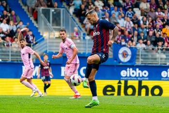 Stoichkov controla el balón durante el encuentro del pasado domingo entre Eibar y Oviedo.