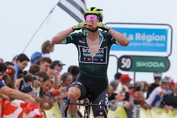 Satisfacción de Primoz Roglic en la meta, tras lograr una inapelable victoria que le devuelve el liderato de la Dauphiné.