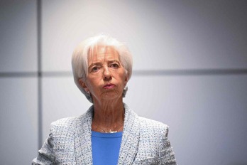 La presidenta del BCE Christine Lagarde toma aire antes de la rueda de prensa