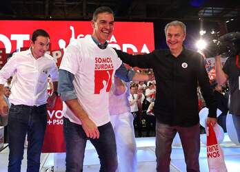 Pedro Sánchez y José Luis Rodríguez Zapatero, muy animados en el fin de campaña del PSOE en Fuenlabrada (Madrid).