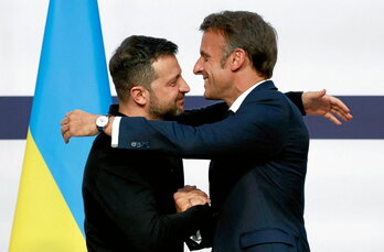 Emmanuel Macron abraza a Volodimir Zelenski en el palacio del Elíseo.