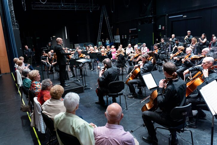 Músicos y público comparten escenario durante una de las dos sesiones en el Auditorio Barañain.