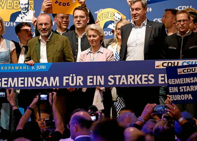 Votantes marcan sus papeletas mientras votan en un colegio electoral de Dublin. La presidenta de la Comisión Europea, Ursula von der Leyen, en el cierre de campaña de la CDU, junto a Manfred Weber, impulsor del acercamiento del PPE a la extrema derecha.