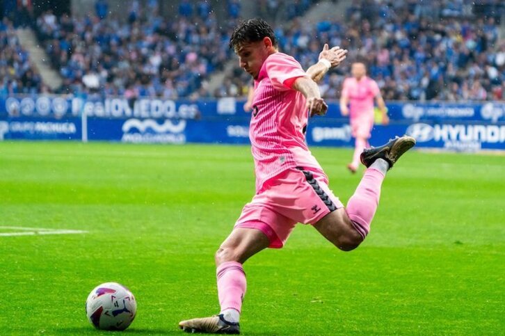 Cristian golpea el balón durante el encuentro que ha enfrentado a Eibar y Oviedo en el Tartiere.