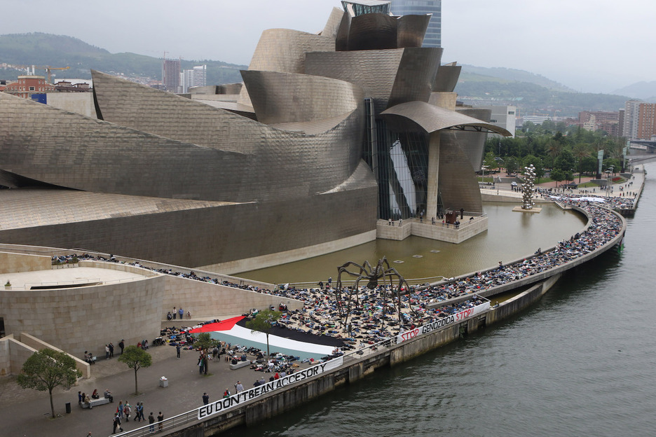 Performance junto al Museo Guggenheim. 