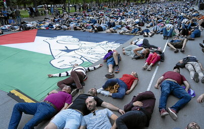 Sobre estas líneas, participantes en la manifestación de Iruñea, tumbados con los ojos cerrados. Al lado, la performance realizada por miles de personas junto al Guggenheim, en Bilbo.