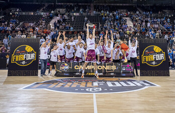 La plantilla del Força Lleida celebra el ascenso a la Liga ACB.