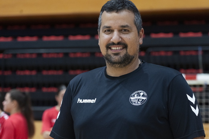 Joseba Rodríguez, técnico del Zuazo, en Lasesarre.