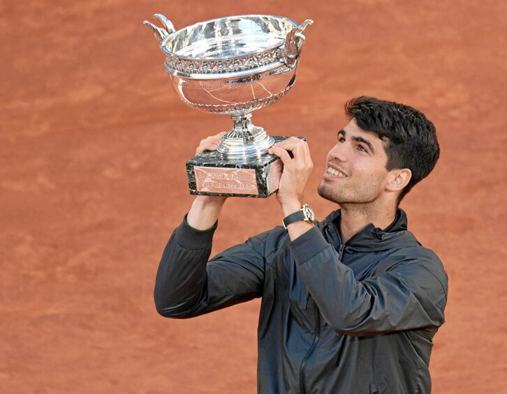 Carlos Alcaraz celebra con el trofeo su primera victoria en Roland Garros.