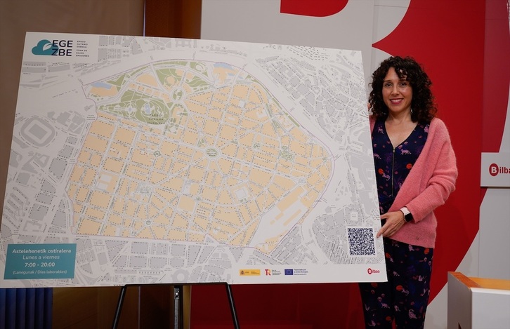 La concejal Nora Abete posa con el mapa de la Zona de Bajas Emisiones.