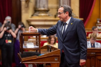 Josep Rull, depositando su voto en el pleno de este lunes.