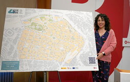 La concejal Nora Abete posa con el mapa de la Zona de Bajas Emisiones, que abara Abando e Indautxu.