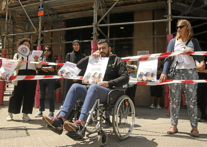 Mohammed Hatit, en la protesta frente a la sede de Fremap.