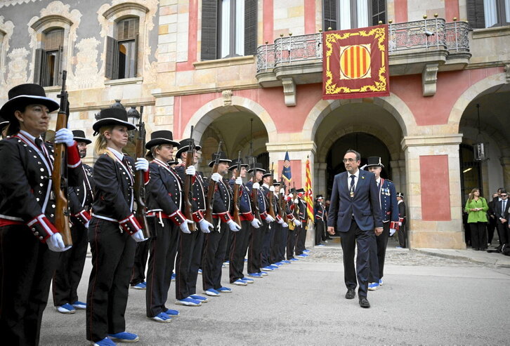 Una guardia de honor de los Mossos recibe a Josep Rull, presidente del  Parlament catalán.