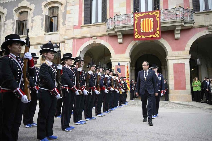 Una guardia de honor de los Mossos recibe a Josep Rull, presidente del  Parlament catalán.       
