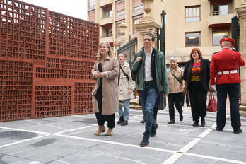 Pello Otxandiano, entrando a la Cámara de Gasteiz para la sesión de constitución parlamentaria.