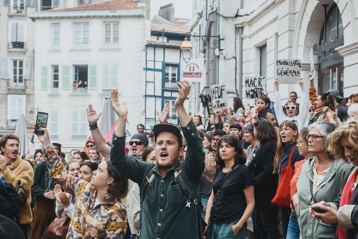 Europar bozen biharamunean, ehunka lagunek karriketara jo zuten Baionan, RNri aurre egitera deitzeko.