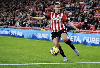 Eunate Arraiza durante un partido en San Mamés contra el Sevilla, escenario y rival con los que se despedirá el domingo del Athletic.