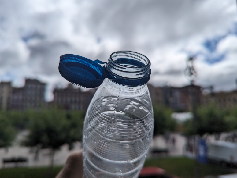 Un botellín de agua con el sistema que será obligarorio a partir del 3 de julio ya implementado. 