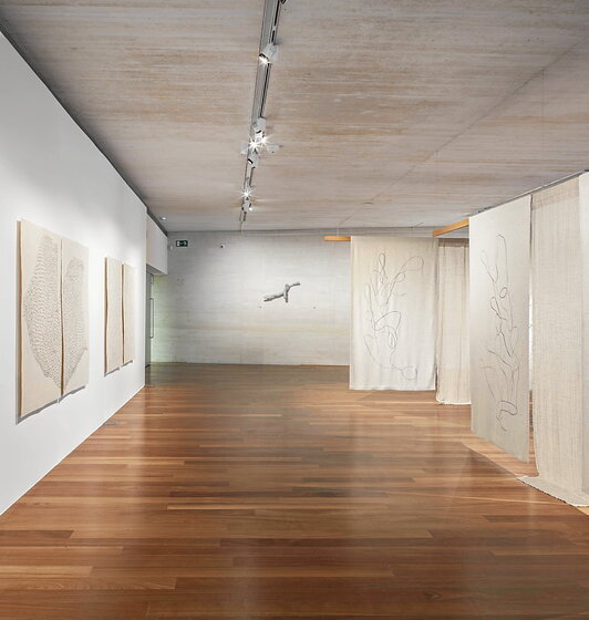 La exposición «Pliegues», de la artista donostiarra Xare Álvarez, se puede visitar  en el Museo San Telmo hasta el 25 de agosto.