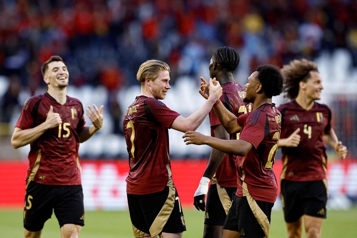 De Bruyne celebra un gol con sus compañeros de selección.