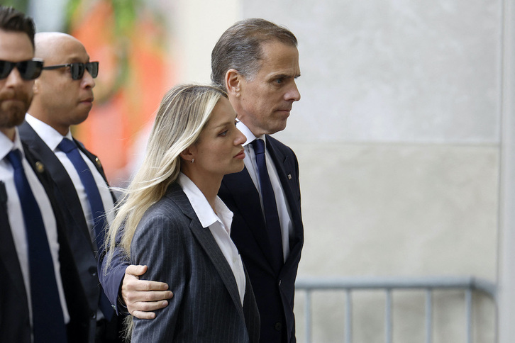 Hunter Biden llega junto a su mujer, Melissa Cohen Biden, al edifcio federal de Wilmington (Delaware) que albergó el juicio en su contra. 