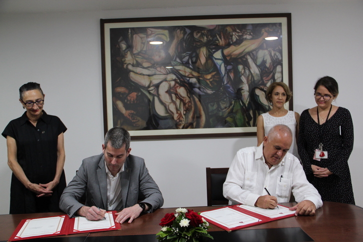 Arkaitz Rodríguez y Emilio Lozada, jefe del Relaciones Internacionales del PCC, firman el acuerdo en Cuba.