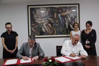 Arkaitz Rodríguez y Emilio Lozada firman el acuerdo en Cuba.