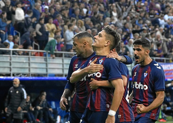 Corpas celebra con sus compañeros el gol que le marcó al Oviedo hace diez días en Ipurua.