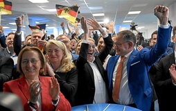Los líderes y militantes de la AfD celebran el resultado electoral.