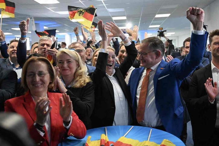 Los líderes y militantes de la AfD celebran el resultado electoral. 