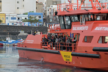Un barco con migrantes rescatados llega a un puerto de la isla de El Hierro, en Canarias. 