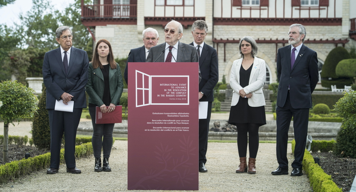 Conferencia Internacional para Avanzar en la Resolución del Conflicto en Euskal Herria celebrada en el palacio Arnaga, en Kanbo. En el atril, Michel Camdessus. 