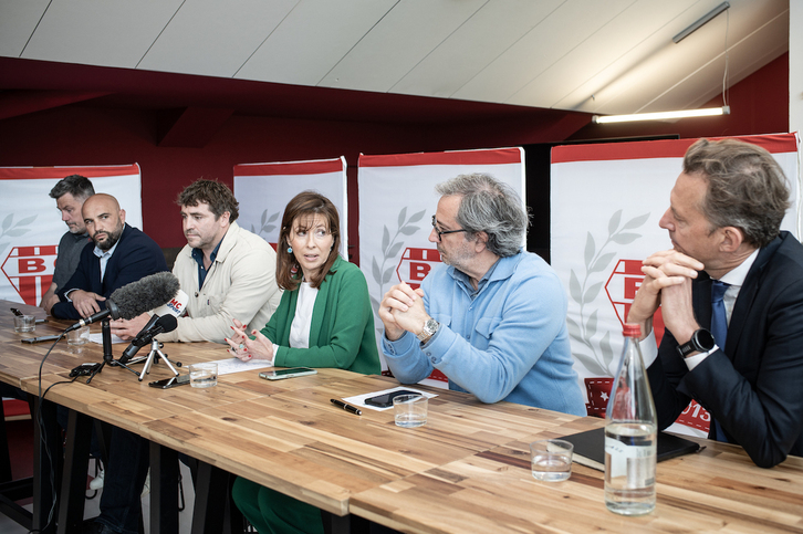 Rueda de prensa del Biarritz, con Shaun Hegarty, Maider Arosteguy y Arnaud Dubois, entre otros.