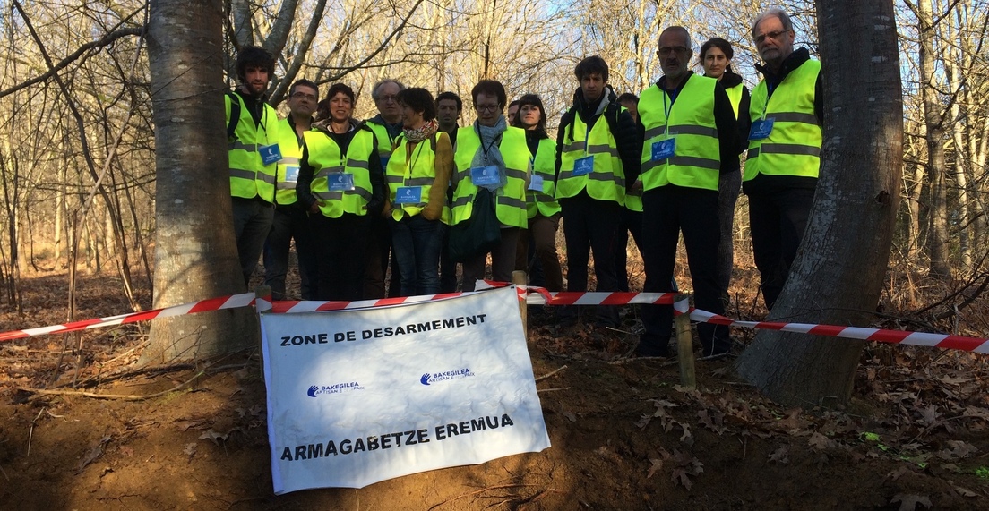 Bakearen artisauak ETAk armagabetzerako adierazitako zuloetako baten ondoan, Audaux eta Castetbon artean.