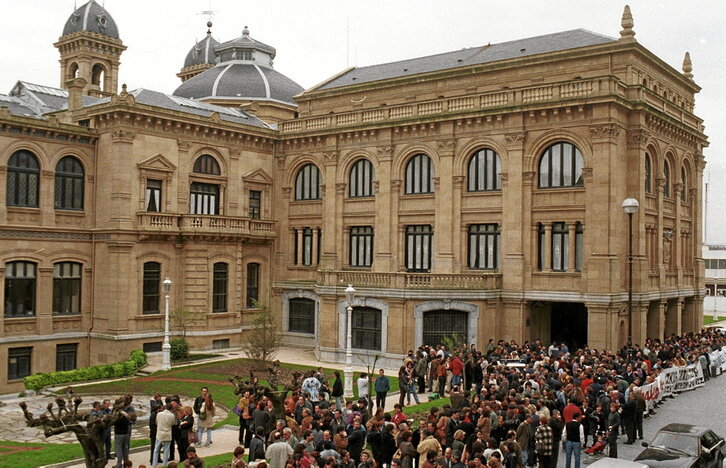 A la izquierda, paro frente al Ayuntamiento de Donostia en favor del Acuerdo de Lizarra-Garazi, en 1999. Al lado, recorte de «Egin» del día después del pacto PNV-PSE.