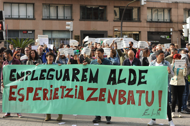 Concentración de las y los trabajadores municipales de Bilbo ante el edificio Aznar.