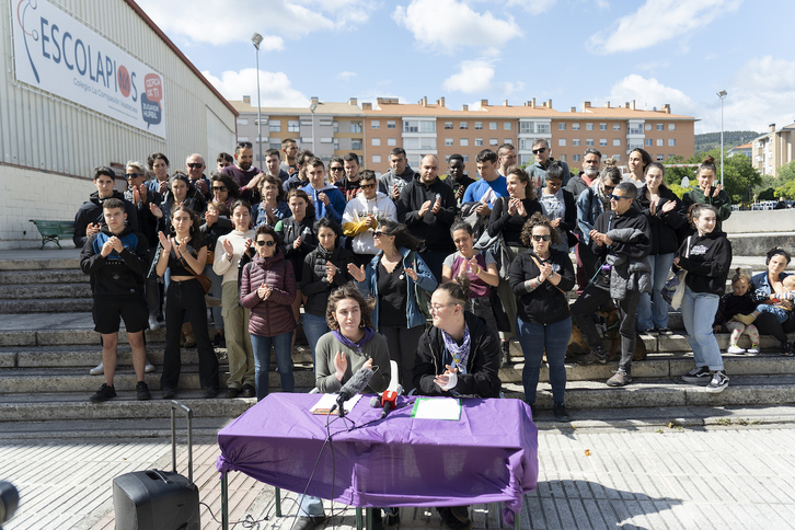 Integrantes del movimiento popular de Arrotxapea han ofrecido una comparecencia para denunciar agresiones machistas.