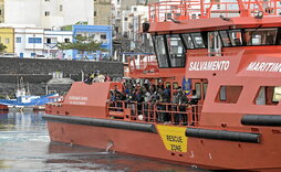 Un barco con migrantes rescatados llega al puerto de La Restinga, en la isla canaria de El Hierro.