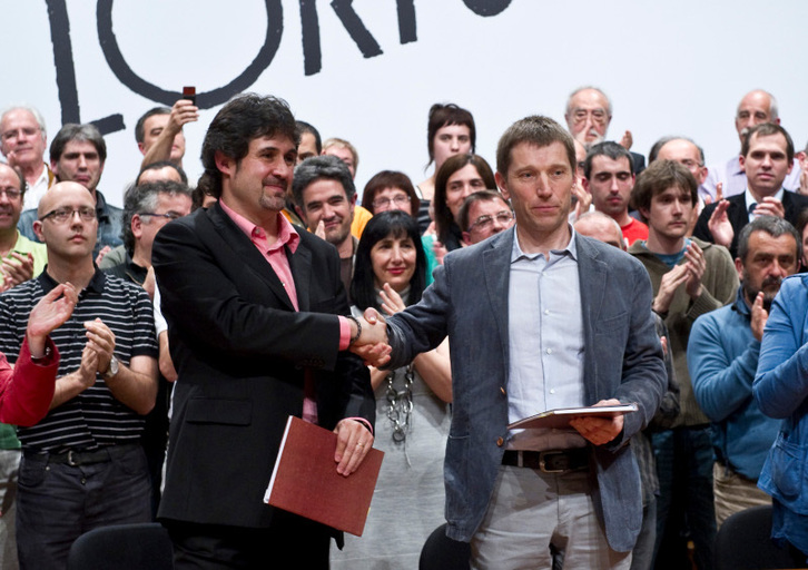 Pello Urizar y Rufi Etxeberria cierran el acuerdo 'Lortu arte' con un apretón de manos.