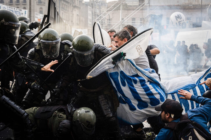 La Policía ha cargado con dureza contra las personas que se han manifestado a las puertas del Congreso argentino. 