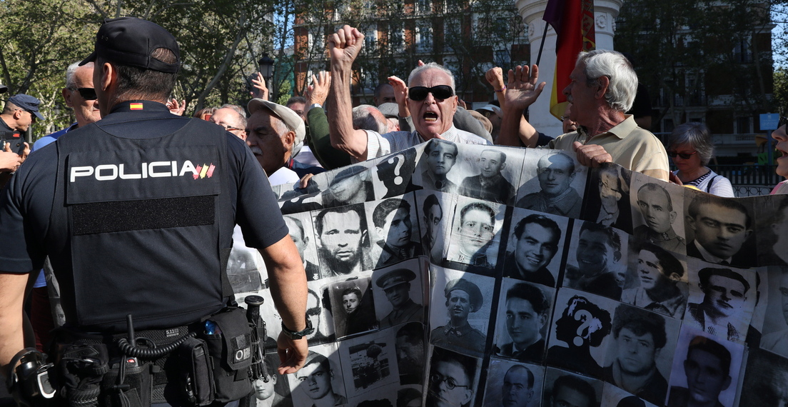 Concentración de víctimas del franquismo en Madrid bajo el lema «Ni Valle ni Almudena» ante la sentencia del Tribunal Supremo sobre la exhumación de Franco.