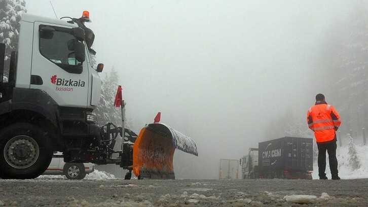 Un camión de la empresa foral Basalan, en un dispositivo invernal. 