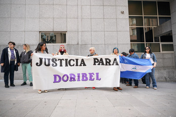 El colectivo Feministas por Nicaragua se concentró durante el juicio para manifestar su apoyo a Doribel, la víctima. 