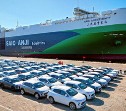 Coches chinos esperan a ser embarcados en la ciudad portuaria de Yantai.