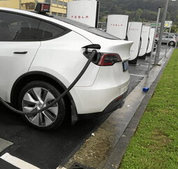 Los coches eléctricos llevan asociados una serie de elementos específicos como baterías de alta capacidad, cables o estaciones de carga (wall box), que precisan también de una cobertura específica.