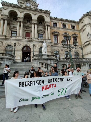 Concentración ante el Ayuntamiento de Bilbo convocada por Jauzi Ekosoziala.